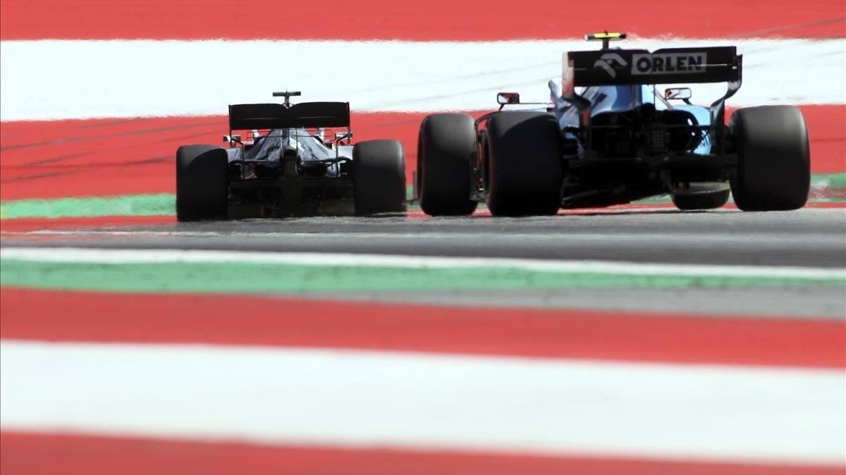 Hamilton toma una curva por delante de Kubica en Austria.. Hamilton toma una curva por delante de Kubica en Austria..
