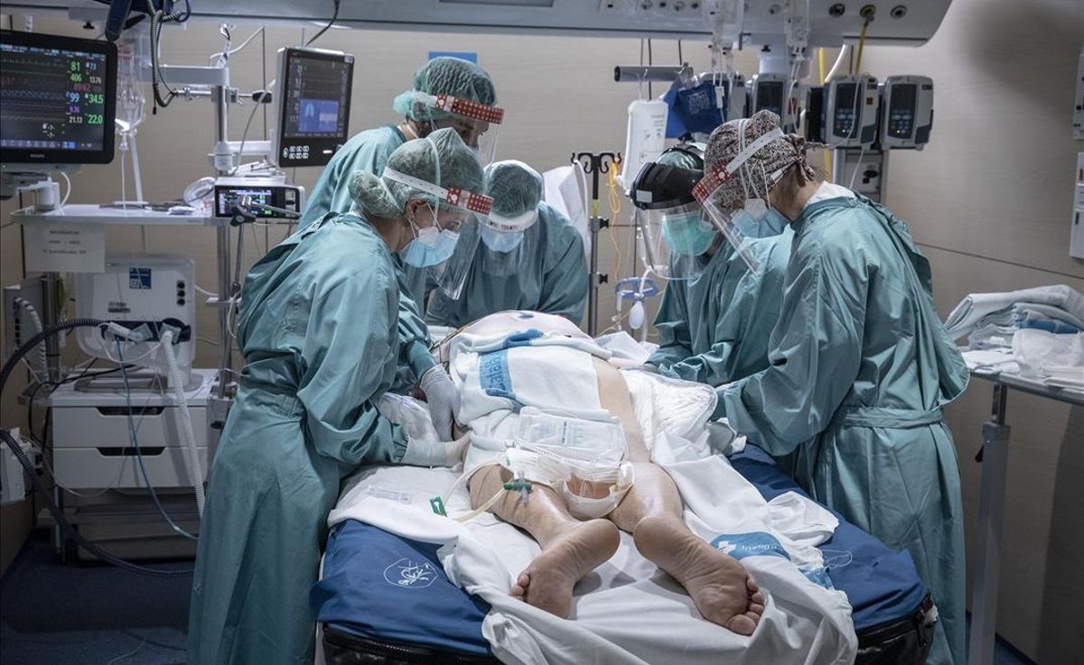 Paciente ingresado por covid en la UCI del Hospital de la Vall d’Hebron de Barcelona. Paciente ingresado por covid en la UCI del Hospital de la Vall d’Hebron de Barcelona.