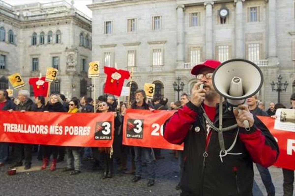 Trabajadores de TV-3 protestan frente al Palau de la Generalitat, en febrero del 2014. Trabajadores de TV-3 protestan frente al Palau de la Generalitat, en febrero del 2014.