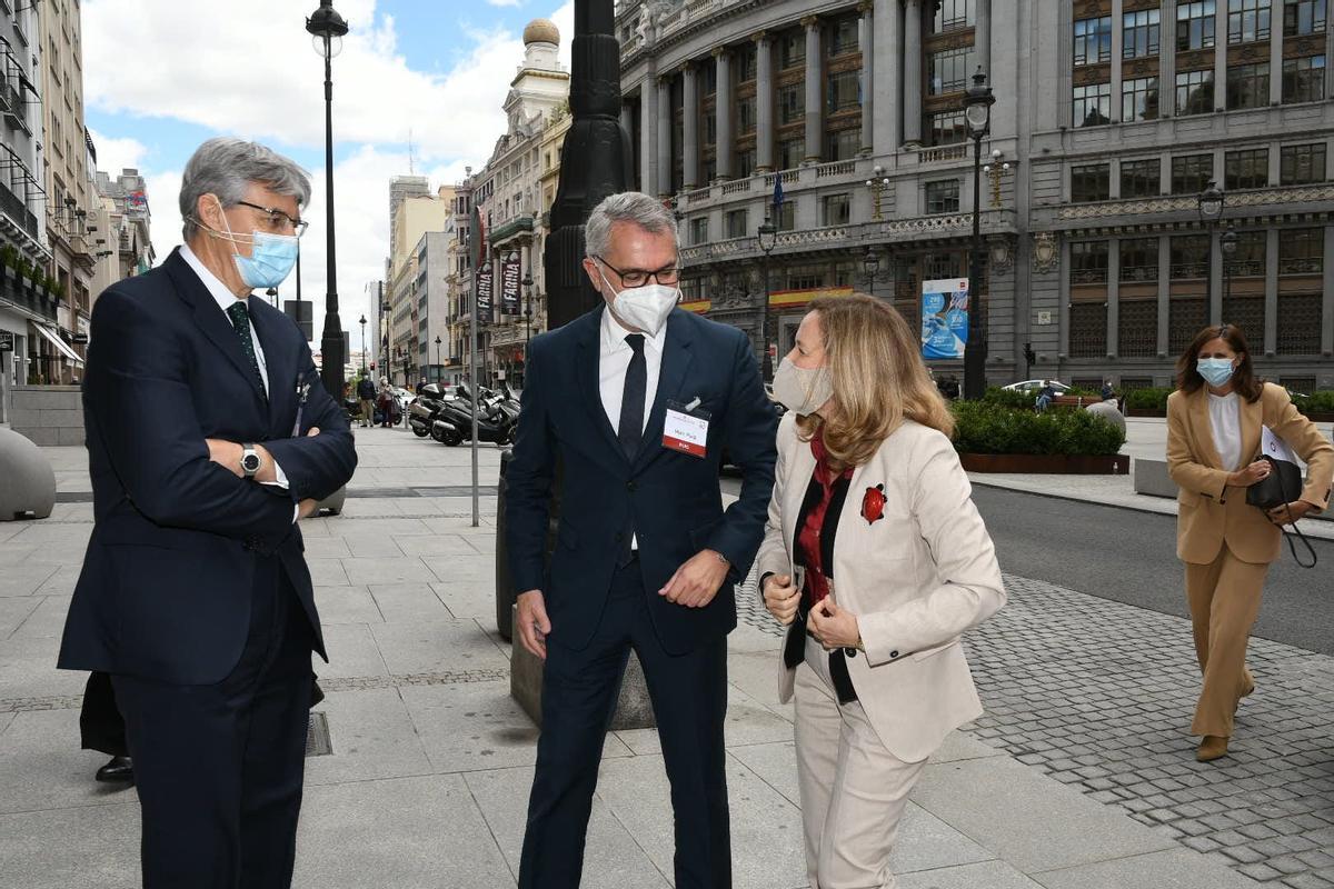 Los presidentes de Deloitte, Fernando Ruiz, y del IEF, Marc Puig, saludan a la vicepresidenta Nadia Calviño, antes de clausurar de la Asamblea del IEF.