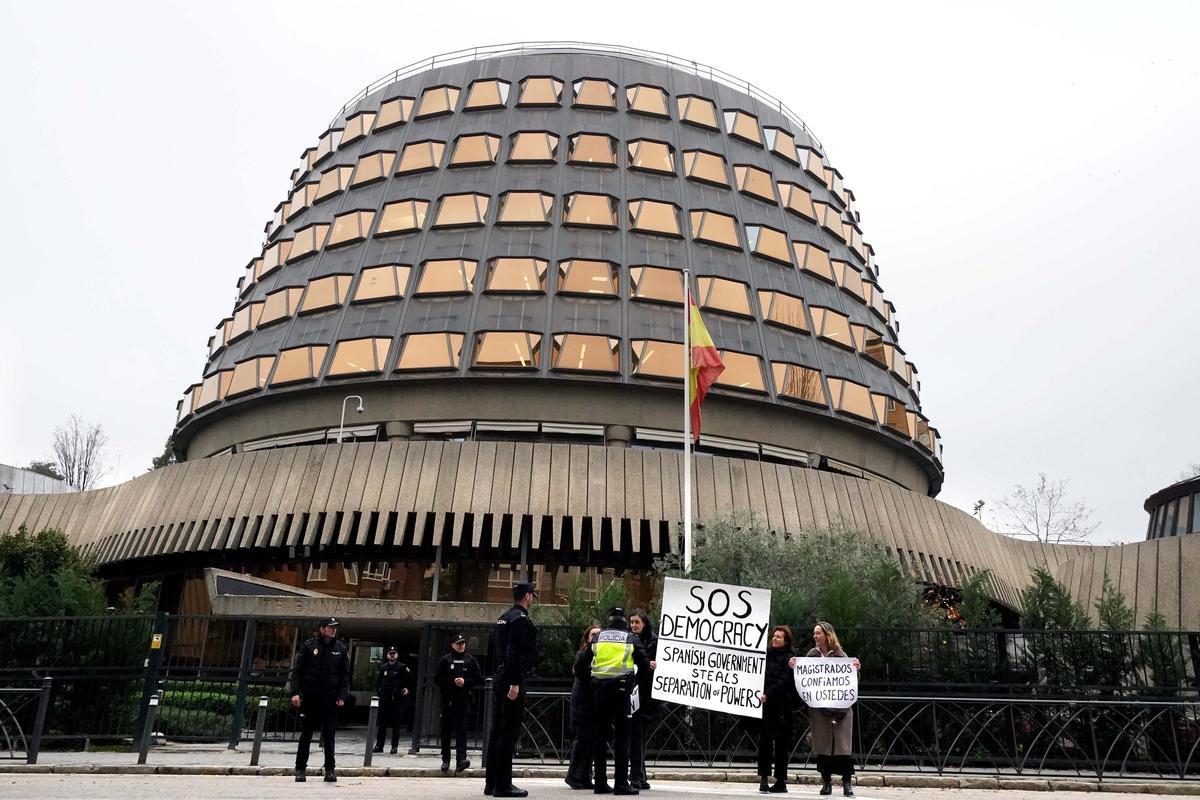 El Constitucional paralitza al Senat la reforma dirigida a accelerar la seva renovació El Constitucional paralitza al Senat la reforma dirigida a accelerar la seva renovació