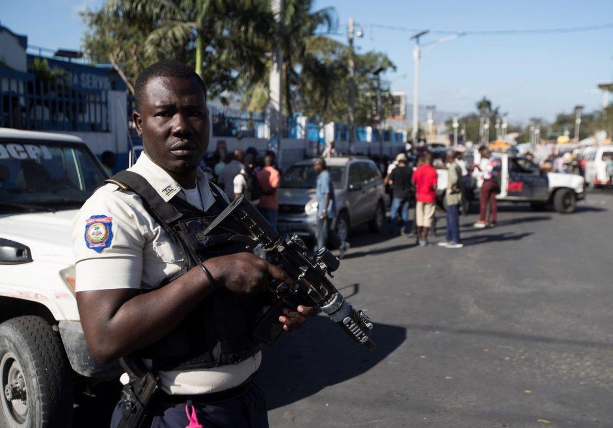 Un polícia de Haití en medio de la tension que se vive en la nacion tras las protestas. Un polícia de Haití en medio de la tension que se vive en la nacion tras las protestas.
