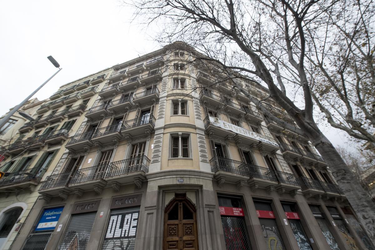 Edificio de la calle Aragó, 309, en Barcelona, uno de los identificados por la Asociación de Vecinos de la Dreta de l’Eixample por haberse adquirido entero para reformar las viviendas y ofrecerlas revalorizadas.