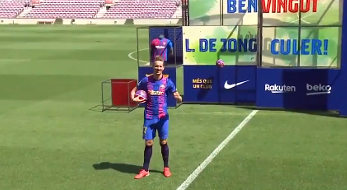 De Jong posa con su nueva camiseta en el césped del Camp Nou De Jong posa con su nueva camiseta en el césped del Camp Nou