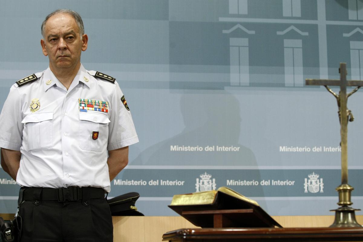 El comisario Eugenio Pino, entonces director adjunto de la Policía Nacional, en una toma de posesión de comisarios el 4 de julio de 2012