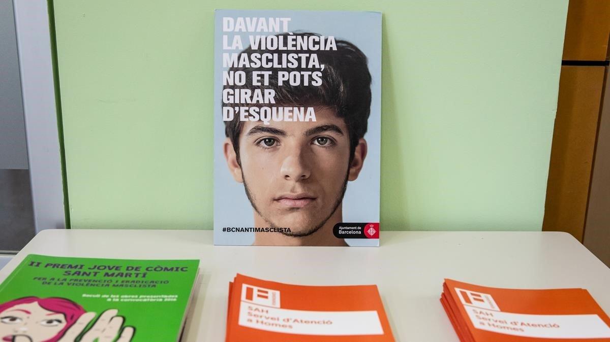 Carteles informativos en el Servei d’Atenció a l’Home Jove de Barcelona.