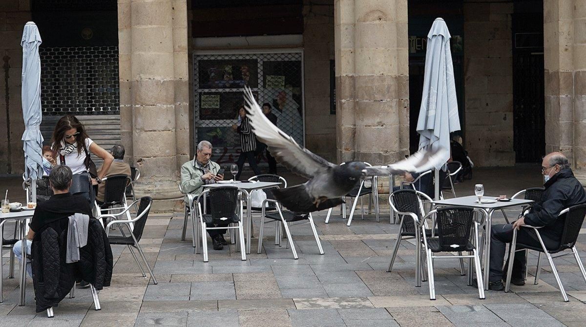Varios clientes en una terraza en el centro de Bilbao, este lunes, 11 de mayo, primer día de la fase 1. Varios clientes en una terraza en el centro de Bilbao, este lunes, 11 de mayo, primer día de la fase 1.