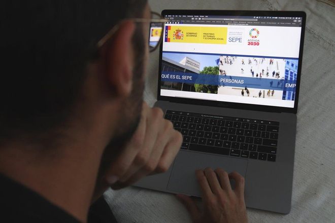 Un usuario, ante la página web del SEPE. Un usuario, ante la página web del SEPE.