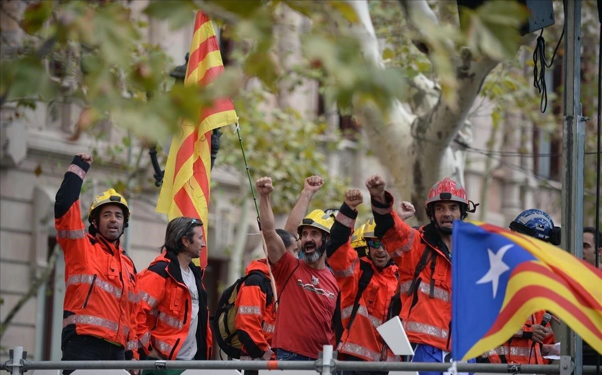 21 de septiembre de 2017. Un grupo de bomberos participa en una concentración ante los juzgados de Barcelona para protestar por las detenciones de personas relacionadas con los preparativos del intento de referéndum del 1-0. 21 de septiembre de 2017. Un grupo de bomberos participa en una concentración ante los juzgados de Barcelona para protestar por las detenciones de personas relacionadas con los preparativos del intento de referéndum del 1-0.