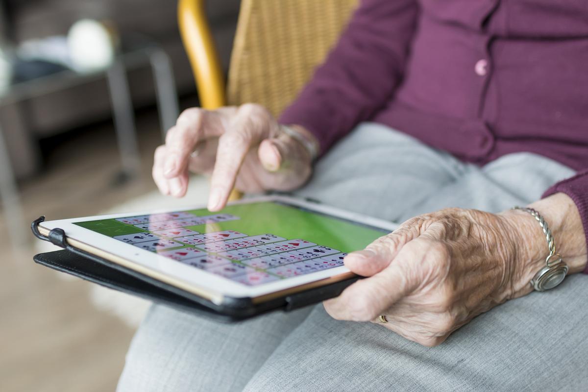 Una mujer juega con una aplicación online.