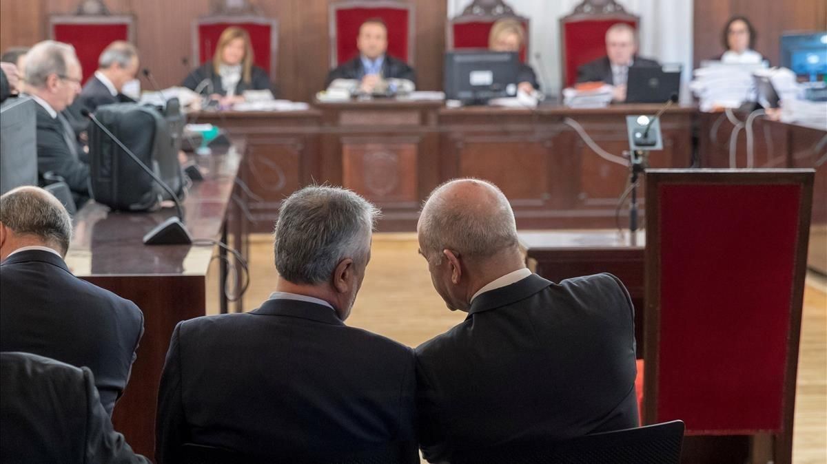 Griñán y Chaves conversan en el banquillo de los acusados, en el inicio del juicio por el ’caso ERE’, en diciembre del 2017. Griñán y Chaves conversan en el banquillo de los acusados, en el inicio del juicio por el ’caso ERE’, en diciembre del 2017.