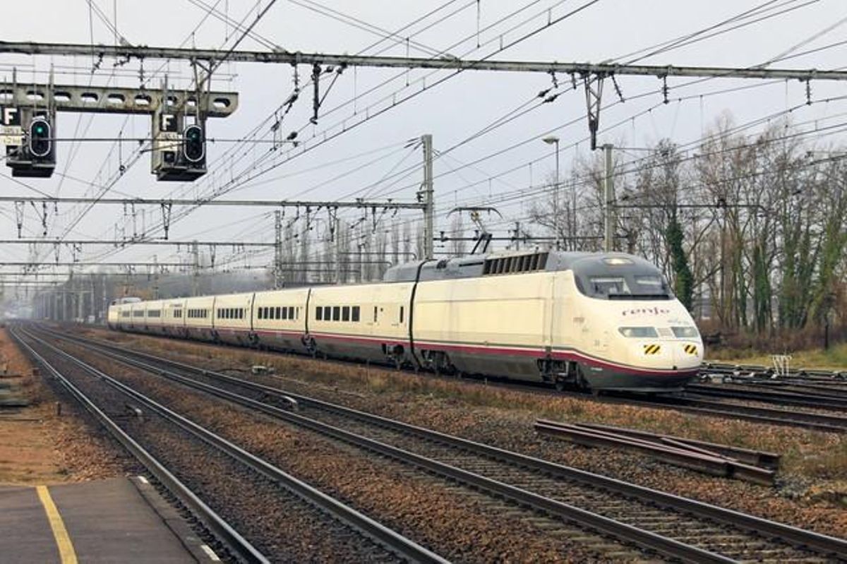 Un tren S100 del AVE, en los alrededores de París. Un tren S100 del AVE, en los alrededores de París.