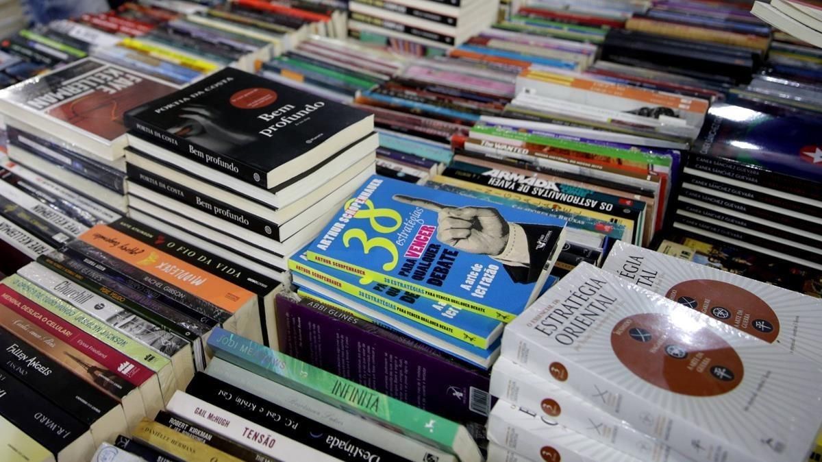 Pilas de libros en la Bienal de Sao Paulo. Pilas de libros en la Bienal de Sao Paulo.