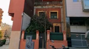 Una fatalitat fa caure una de les últimes cases enjardinades d’un barri de Barcelona