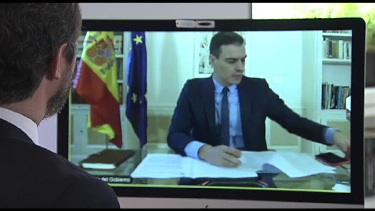 La reunión por videoconferencia entre el jefe del Ejecutivo, Pedro Sánchez, y el líder del PP, Pablo Casado, ha comenzado pasadas las 11.00 horas.