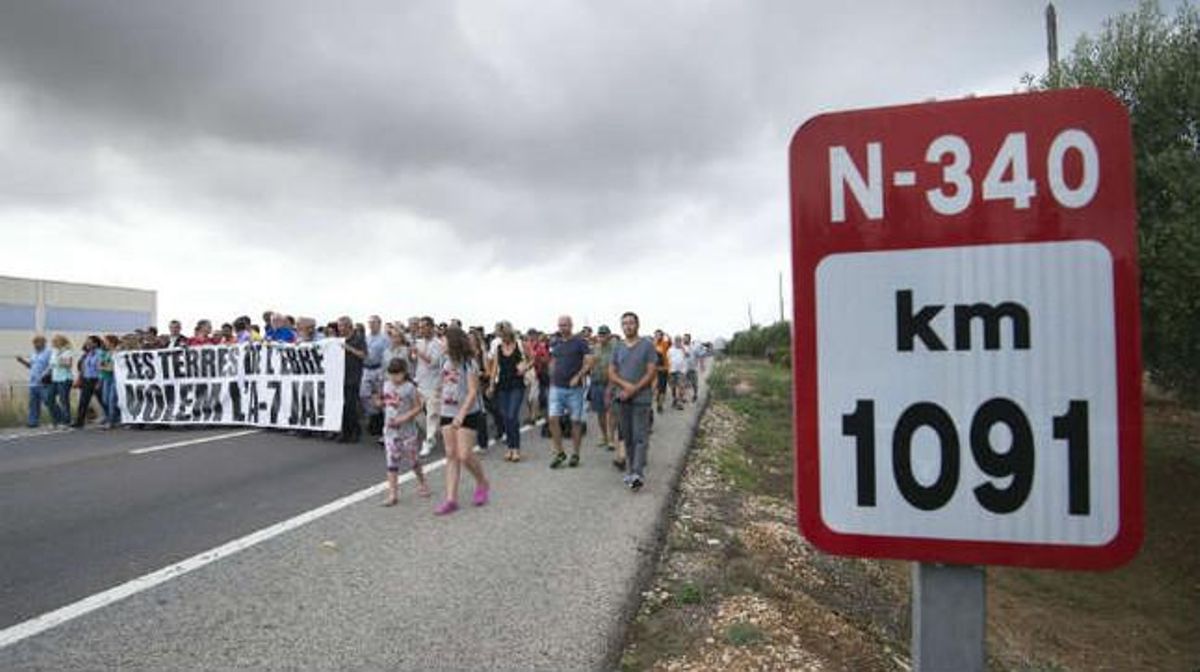 Manifestación y corte de la N-340 en protesta por los accidentes mortales. Manifestación y corte de la N-340 en protesta por los accidentes mortales.