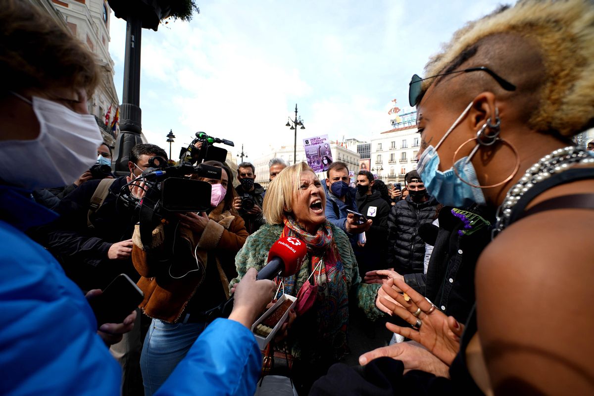 Una votante de Vox se encara con las manifestantes de la concentración feminista, hoy en la puerta del Sol Una votante de Vox se encara con las manifestantes de la concentración feminista, hoy en la puerta del Sol