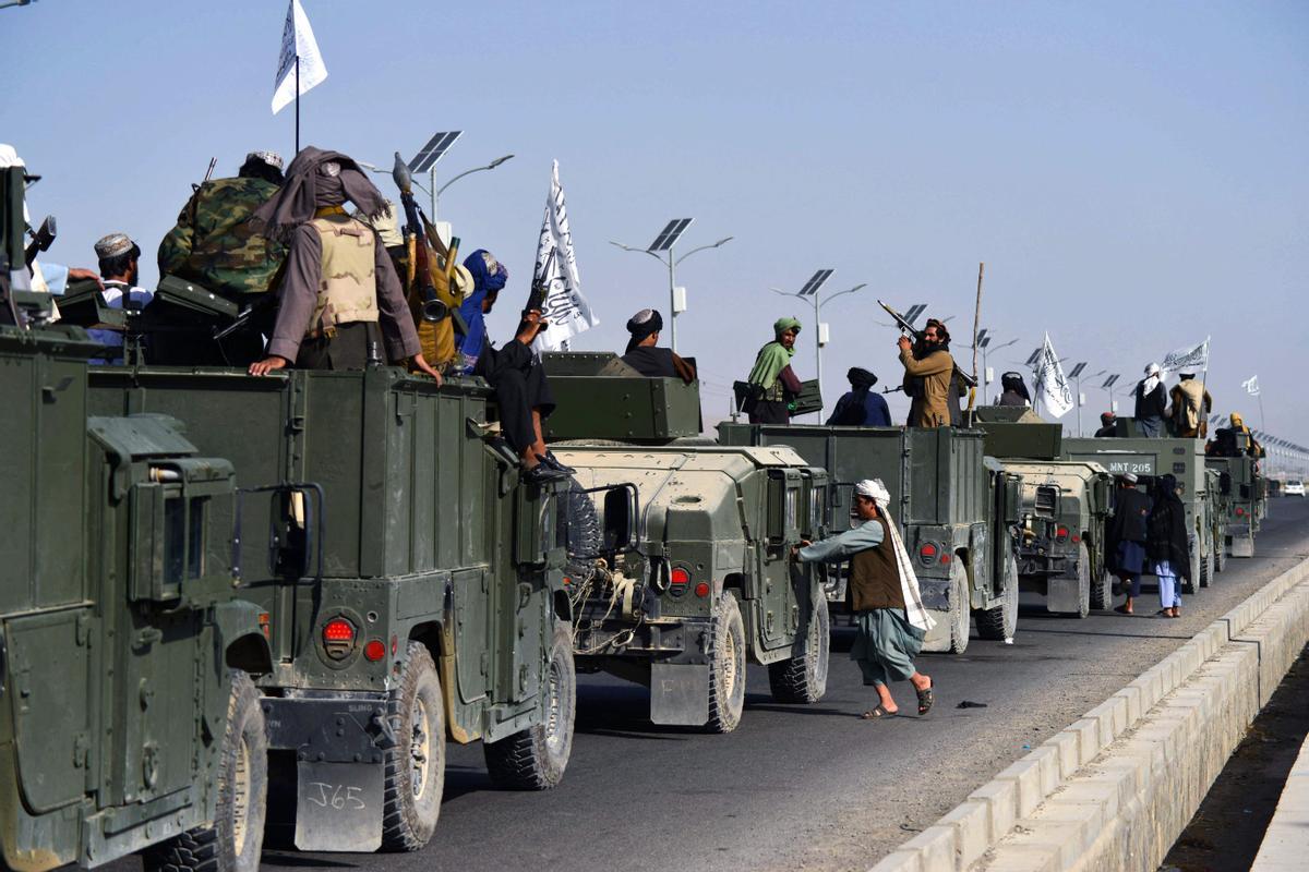 Combatientes talibanes participan en una parada militar para celebrar el primer mes de la salida de las tropas de EEUU del país, el pasado 1 de septiembre en Kandahar.