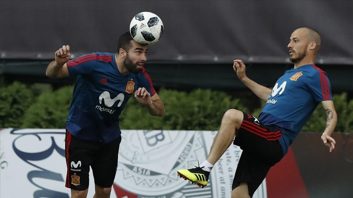 Carvajal, junto a Silva, en un entrenamiento de la selección española en Krasnodar. Carvajal, junto a Silva, en un entrenamiento de la selección española en Krasnodar.