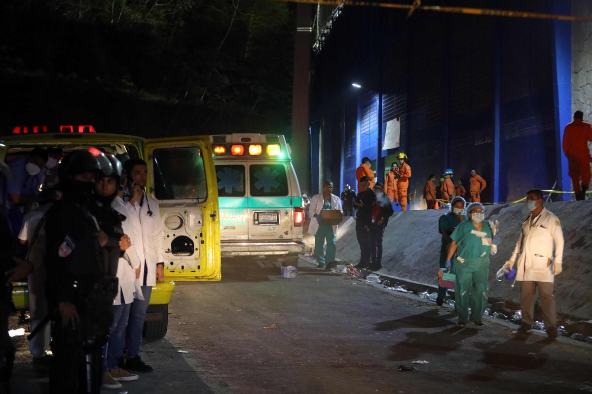 Miembros de la policía y primeros auxilios vigilan el lugar donde al menos 9 personas fallecieron en una estampida en el Estadio Cuscatlán previo a un partido de la Liga Mayor, hoy en San Salvador (El Salvador). EFE/ Miguel Lemus