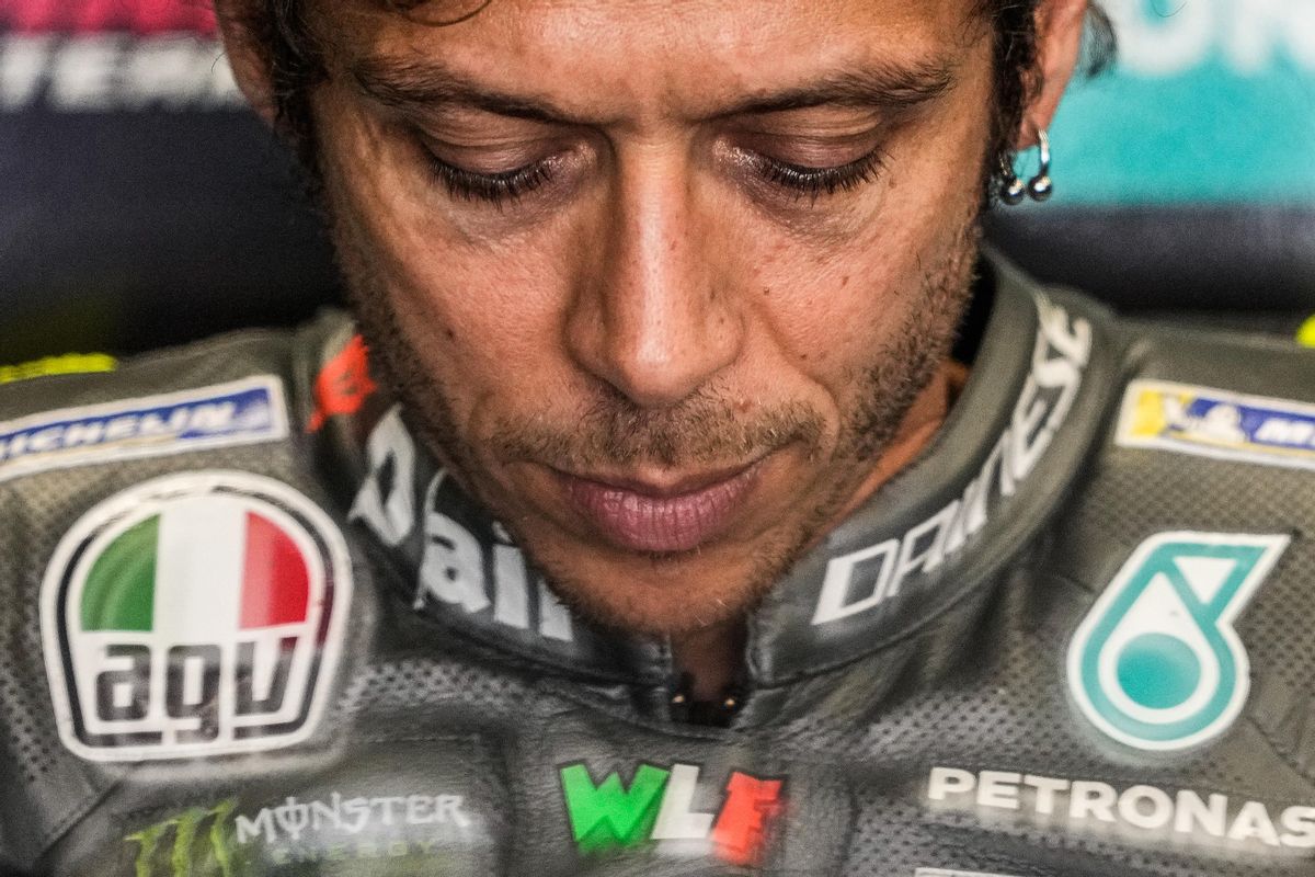 El italiano Valentino Rossi (Yamaha), pensativo, ayer, en el test de Montmeló. El italiano Valentino Rossi (Yamaha), pensativo, ayer, en el test de Montmeló.