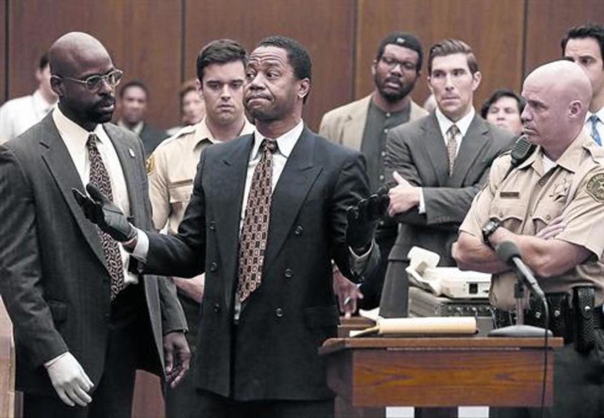 Cuba Gooding Jr, como O. J. Simpson, en la serie. A la izquierda, Sterling K. Brown, en el papel del fiscal Darden. Cuba Gooding Jr, como O. J. Simpson, en la serie. A la izquierda, Sterling K. Brown, en el papel del fiscal Darden.
