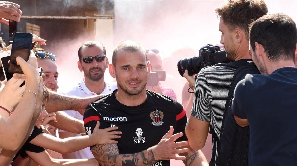 Mercado de fichajes 2017: Niza se rinde a los encantos de Sneijder Mercado de fichajes 2017: Niza se rinde a los encantos de Sneijder