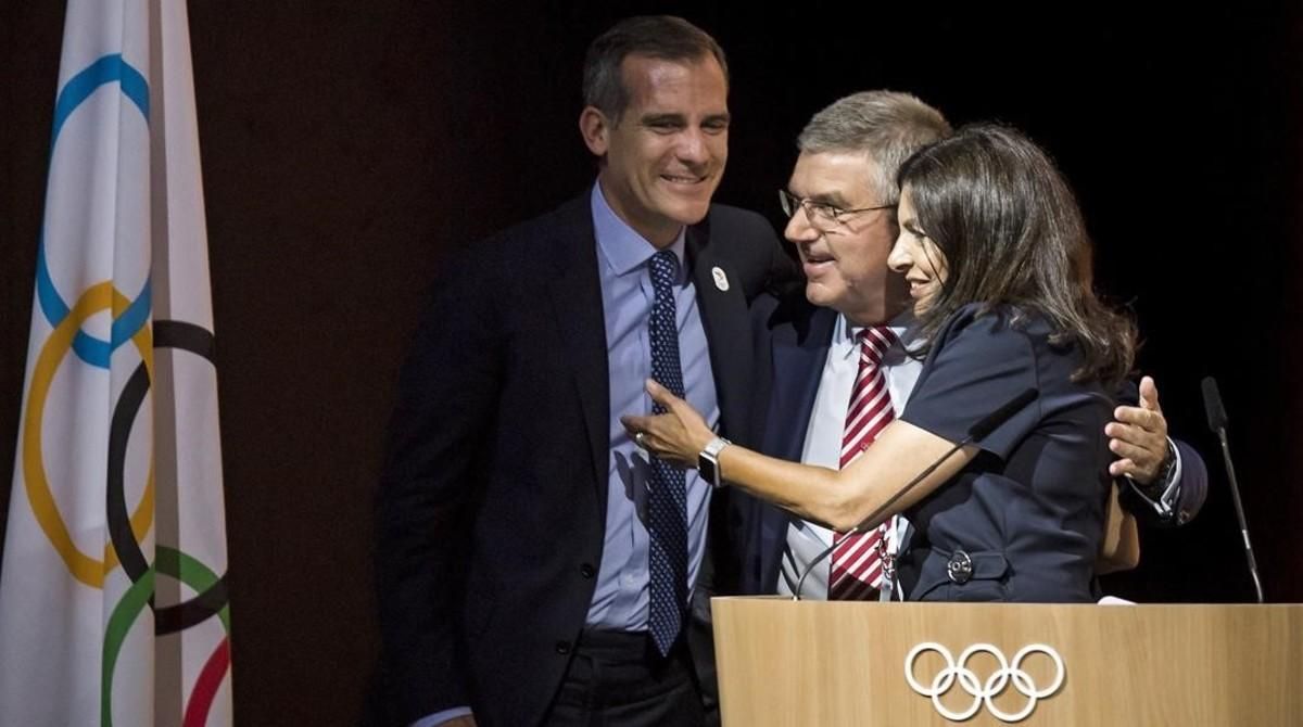 Eric Garcetti (alcalde de Los Ángeles), Thomas Bach (COI) y Anne Hidalgo (alcaldesa de París), este martes en Lausana. Eric Garcetti (alcalde de Los Ángeles), Thomas Bach (COI) y Anne Hidalgo (alcaldesa de París), este martes en Lausana.