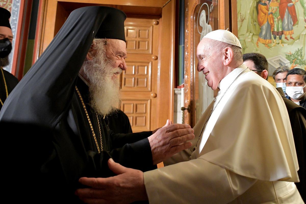 El papa Francisco saluda  al Arzobispo de Atenas y de todo Grecia, Su Beatitud Ieronymos II, en el arzobispado ortodoxo de Grecia.