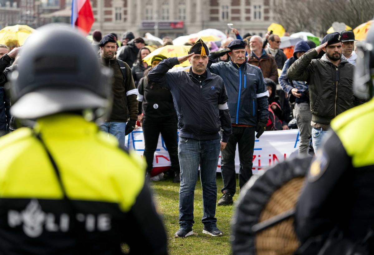 Restricciones Para Frenar El Covid Enfrentamientos Entre Manifestantes Y Policia En Alemania Y Paises Bajos