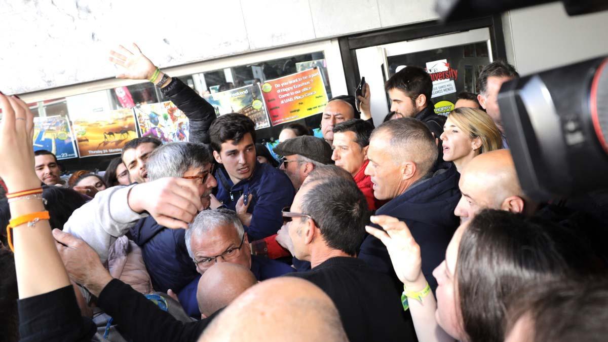 Protestes i tensió per la presència d'Álvarez de Toledo en un acte a la UAB
