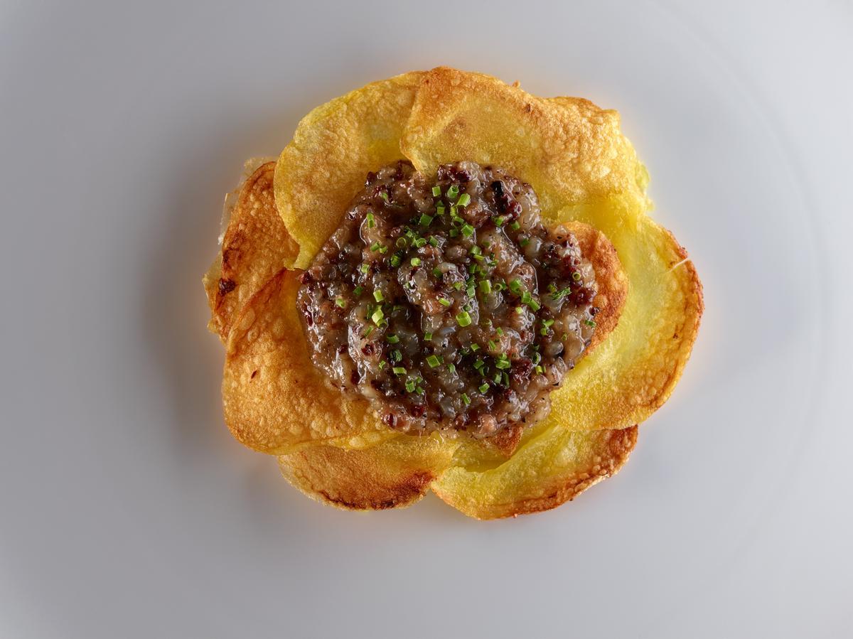 La famosas patatas Tinars, con ’botifarra del perol’.