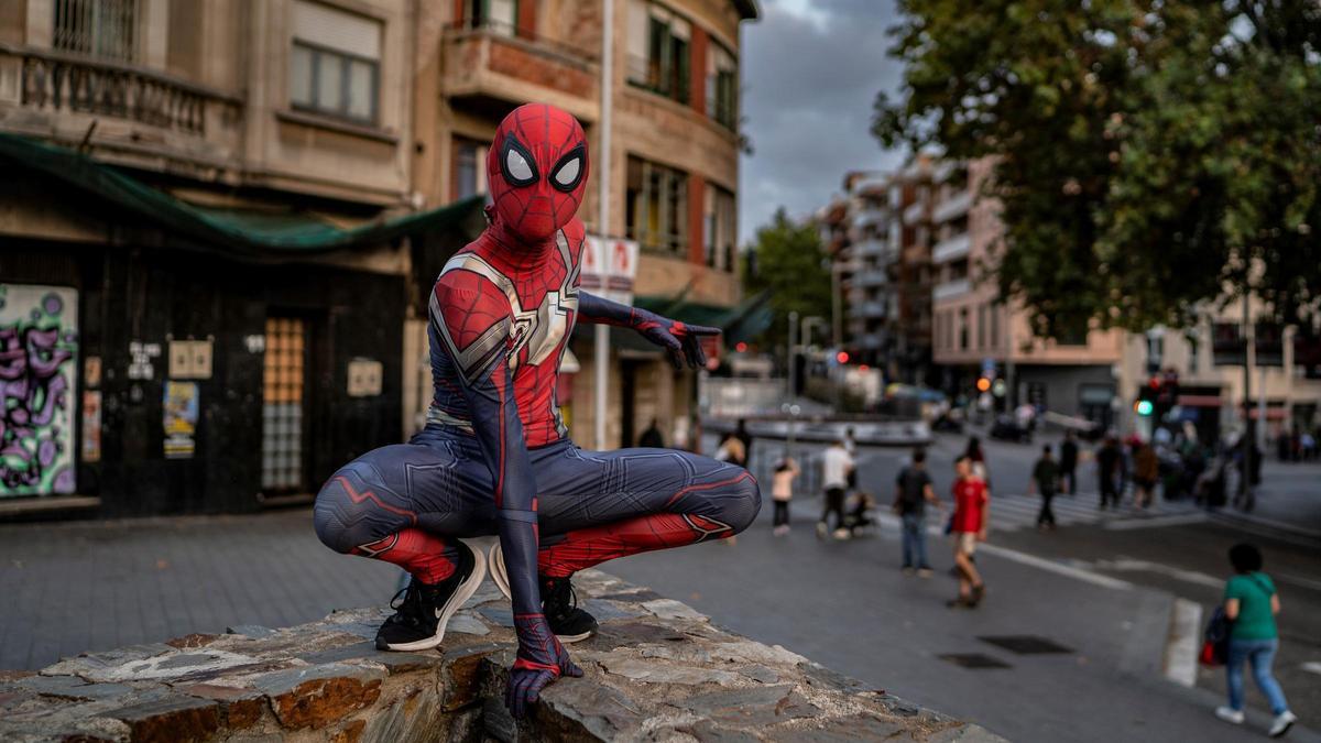 El Spiderman de Santako se deja hacer fotos con pose arácnida en la plaza de la Vila de Santa Coloma. El Spiderman de Santako se deja hacer fotos con pose arácnida en la plaza de la Vila de Santa Coloma.