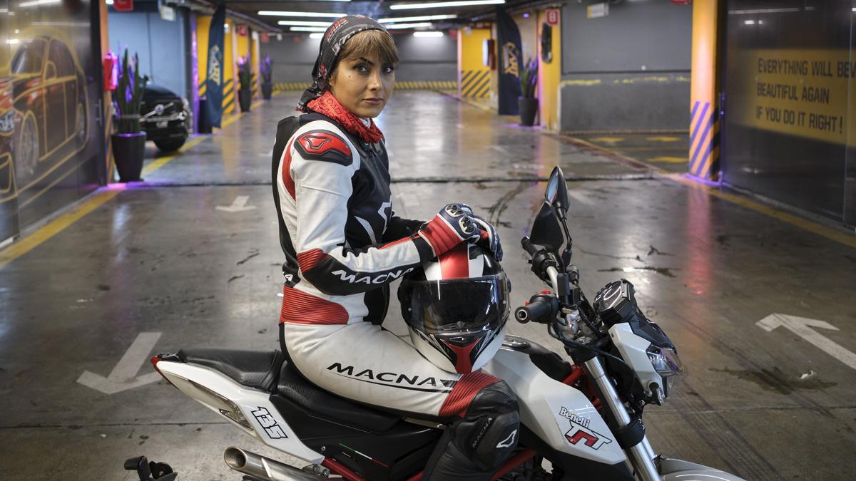 Maryam Talaí, la iraní que rompe barreras con su moto a 160 km/h.