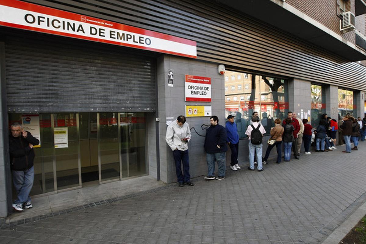 Cola de parados ante una oficina de empleo de Madrid, el pasado 25 de abril.