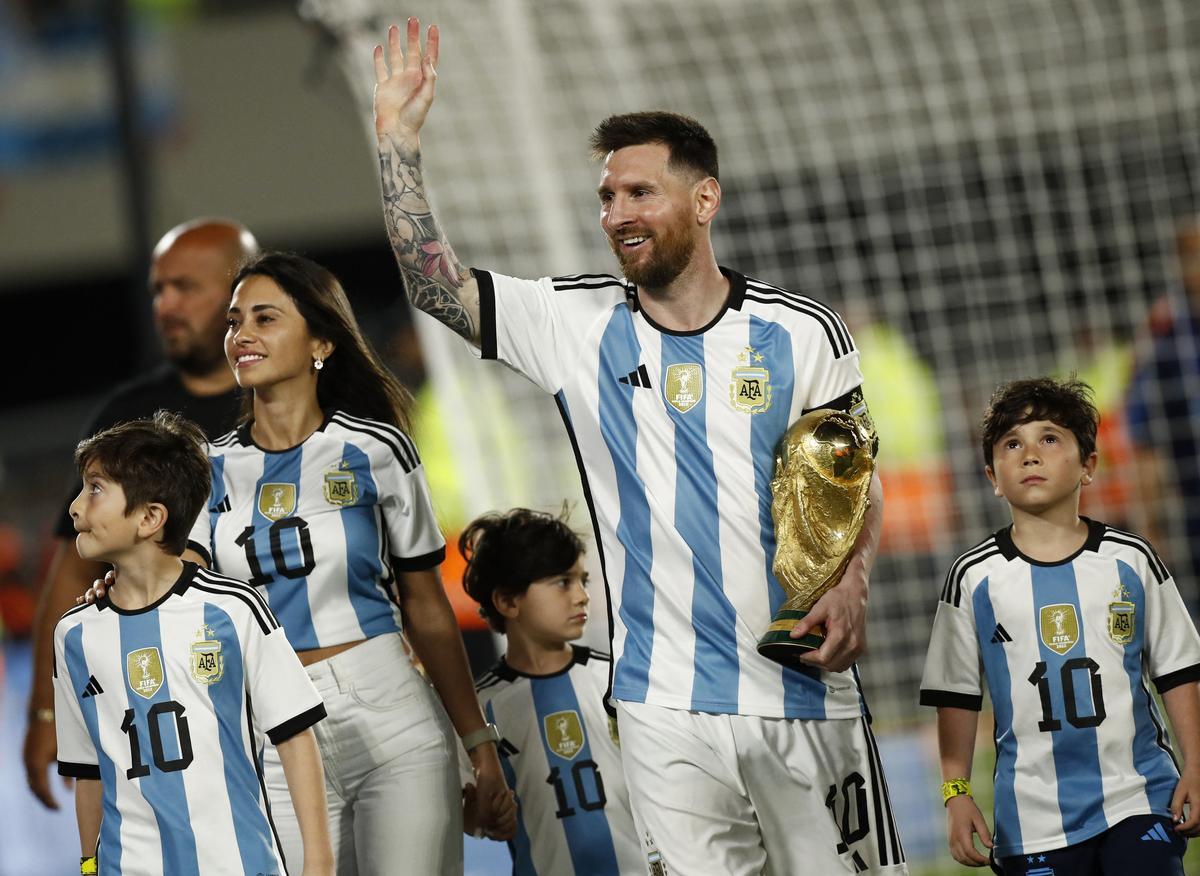 Lionel Messi de Argentina con su familia y el trofeo de la Copa del Mundo después del partido amistoso contra Panamá.