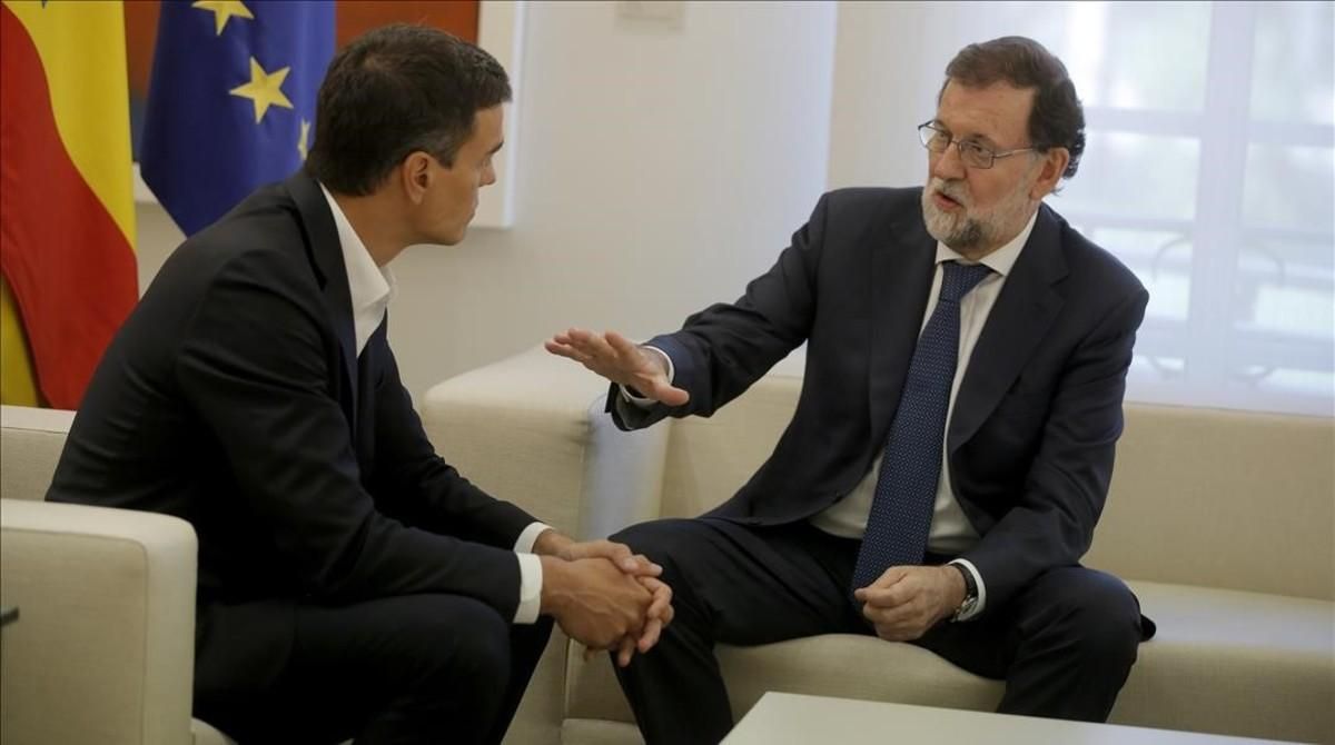 Sánchez y Rajoy, este jueves en el palacio de la Moncloa. Sánchez y Rajoy, este jueves en el palacio de la Moncloa.