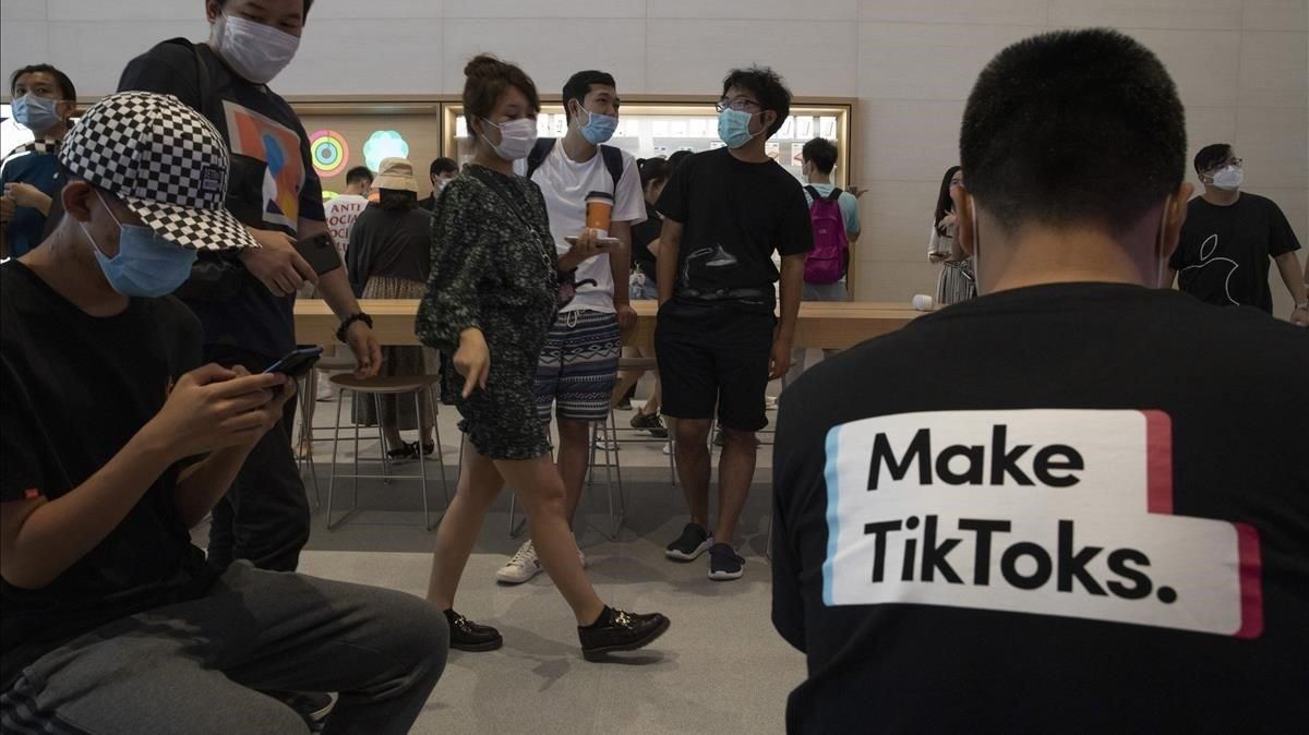 Clientes en una tienda de Apple en Pekín, el pasado mes de julio. Clientes en una tienda de Apple en Pekín, el pasado mes de julio.
