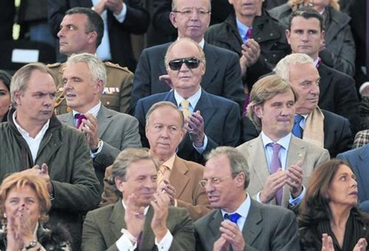 Respaldo 8 El rey Juan Carlos, en el centro, fue una de las personalidades en el estadio de La Cartuja. Respaldo 8 El rey Juan Carlos, en el centro, fue una de las personalidades en el estadio de La Cartuja.