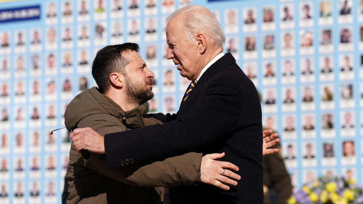 Biden se reunió en la capital ucraniana con el presidente ucraniano Volodymyr Zelensky en su primera visita al país desde el inicio del conflicto