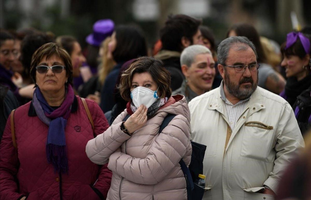 Una participante en la manifestación del 8M en Madrid se protege con una mascarilla por el riesgo de coronavirus. Una participante en la manifestación del 8M en Madrid se protege con una mascarilla por el riesgo de coronavirus.
