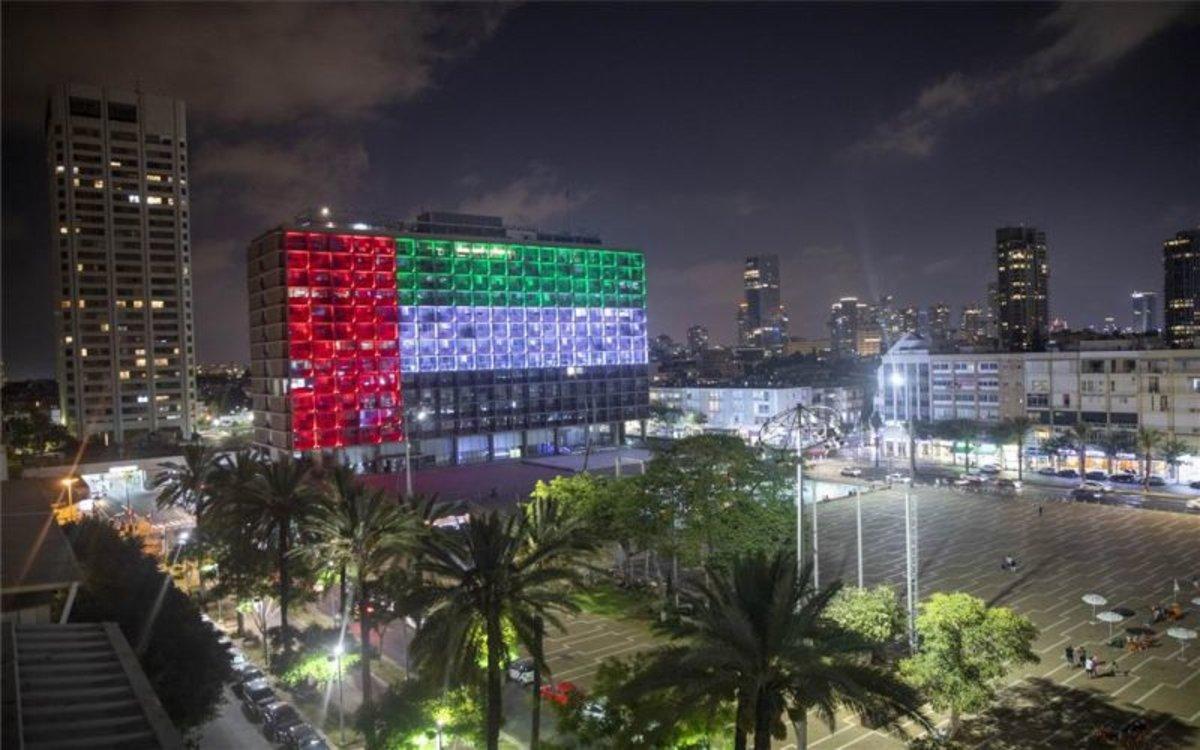 El edifico de Gobierno de Tel Aviv se ilumina con las banderas de los Emiratos Árabes Unidos e Israel. 