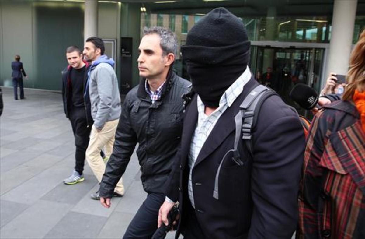 El pederasta de los Maristas Joaquin Benítez, con pasamontañas, en la Ciutat de la Justícia, en abril del 2016. El pederasta de los Maristas Joaquin Benítez, con pasamontañas, en la Ciutat de la Justícia, en abril del 2016.