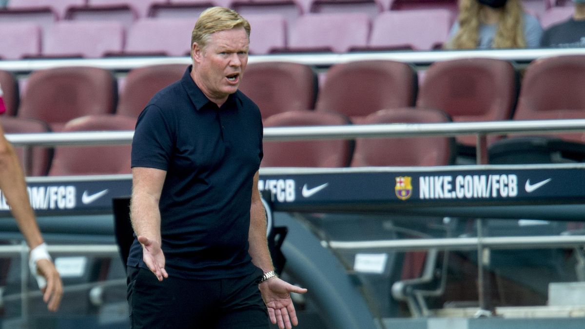 Koeman gesticula en la banda durante el partido de liga contra el Getafe en el Camp Nou Koeman gesticula en la banda durante el partido de liga contra el Getafe en el Camp Nou
