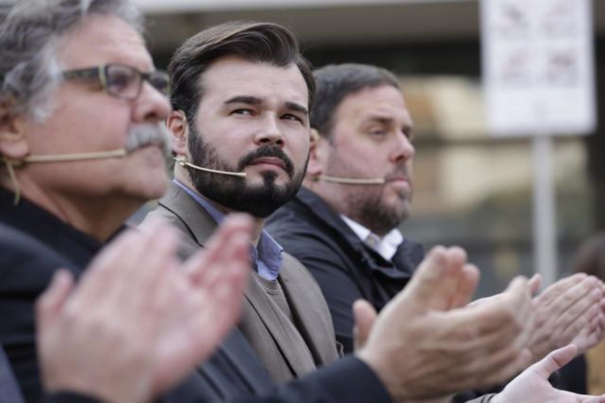 Joan Tardà, Gabriel Rufián y Oriol Junqueras, en un mitin de ERC en Sant Adrià de Besòs, el domingo. Joan Tardà, Gabriel Rufián y Oriol Junqueras, en un mitin de ERC en Sant Adrià de Besòs, el domingo.