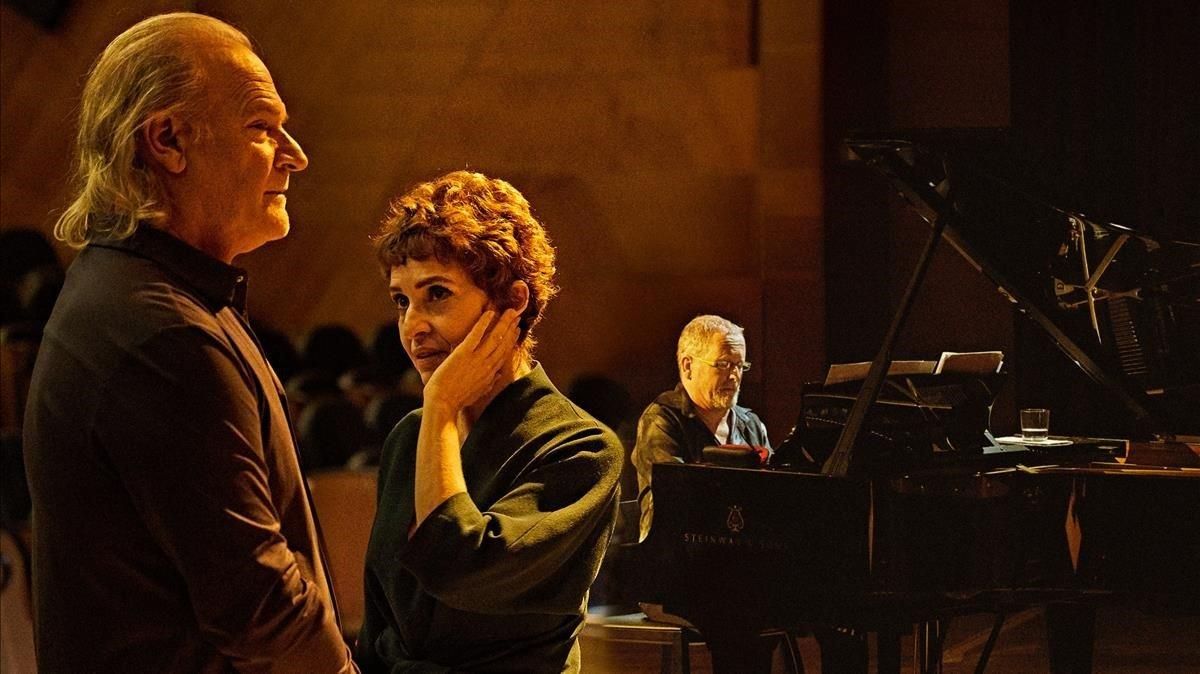 Lluís Homar, Adriana Ozores y Emili Brugalla al piano en un momento de ’Alma y palabra: San Juan de la Cruz’. Lluís Homar, Adriana Ozores y Emili Brugalla al piano en un momento de ’Alma y palabra: San Juan de la Cruz’.