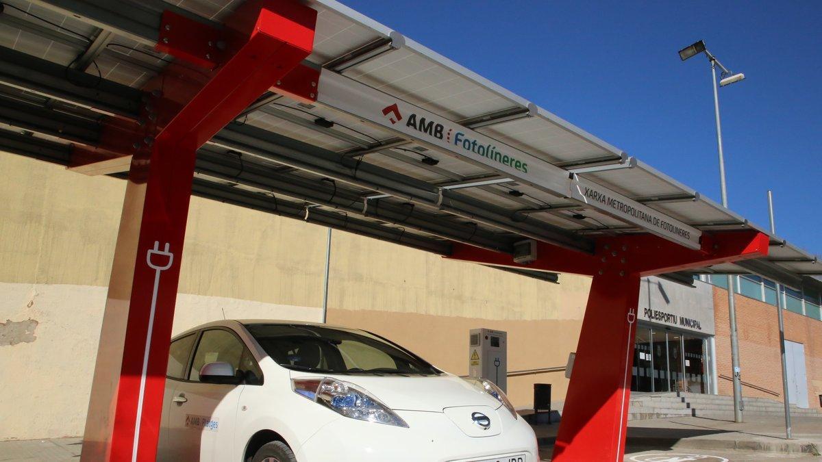Creixen els registres de vehicles elèctrics, però es mantenen lluny encara del 90,8% que sumen els de gasolina i dièsel Creixen els registres de vehicles elèctrics, però es mantenen lluny encara del 90,8% que sumen els de gasolina i dièsel