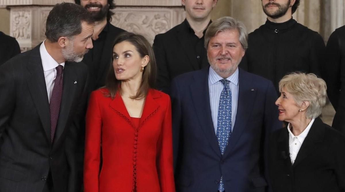 Felipe, el dia de su 49º cumpleaños, y Letizia conversan con Íñigo Méndez de Vigo y Concha Velasco, en el acto que clausura la conmemoración del cuarto centenario de Cervantes. Felipe, el dia de su 49º cumpleaños, y Letizia conversan con Íñigo Méndez de Vigo y Concha Velasco, en el acto que clausura la conmemoración del cuarto centenario de Cervantes.