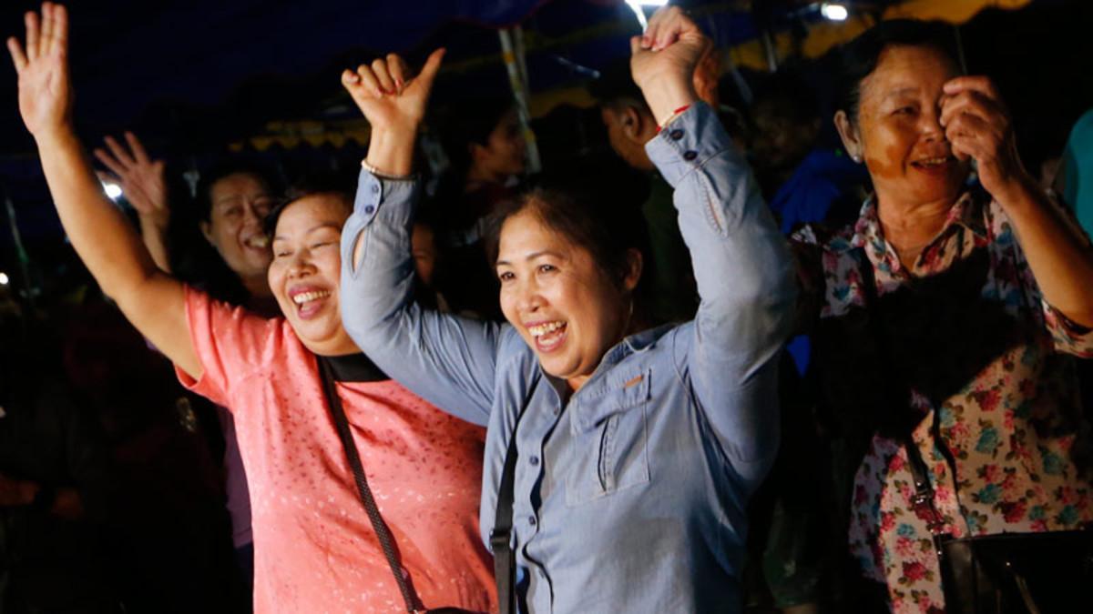 Alegría tras el exitoso rescate de los niños de la cueva de Tailandia.