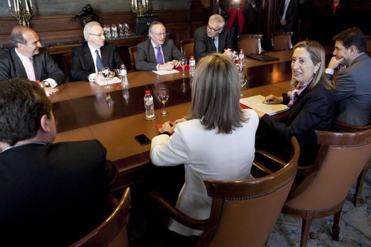 La ministra Ana Pastor, en primer término, durante la reunión con el llamado grupo GTi4, este lunes, en la delegación del Gobierno en Barcelona.